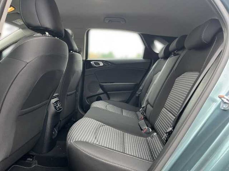 Kia Cee'd Spirit Navi LED AppleCarPlay AndroidAuto PDC RFK LED Sitzheizung Lenkradhe Ceed