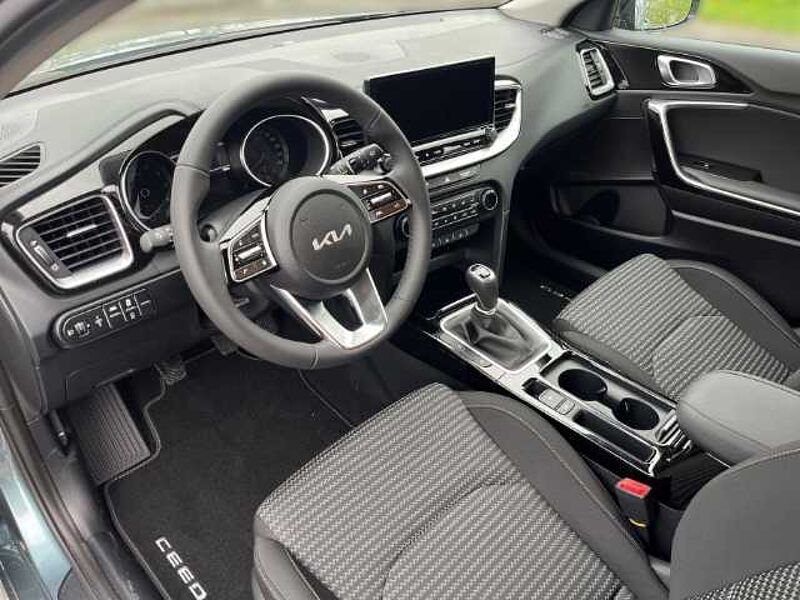 Kia Cee'd Spirit Navi LED AppleCarPlay AndroidAuto PDC RFK LED Sitzheizung Lenkradhe Ceed